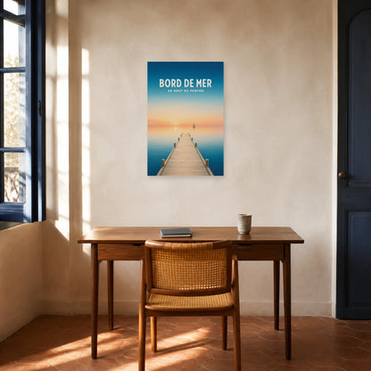 Affiche Bord de Mer – Au Bout du Ponton dans un bureau - Art Virtuoso