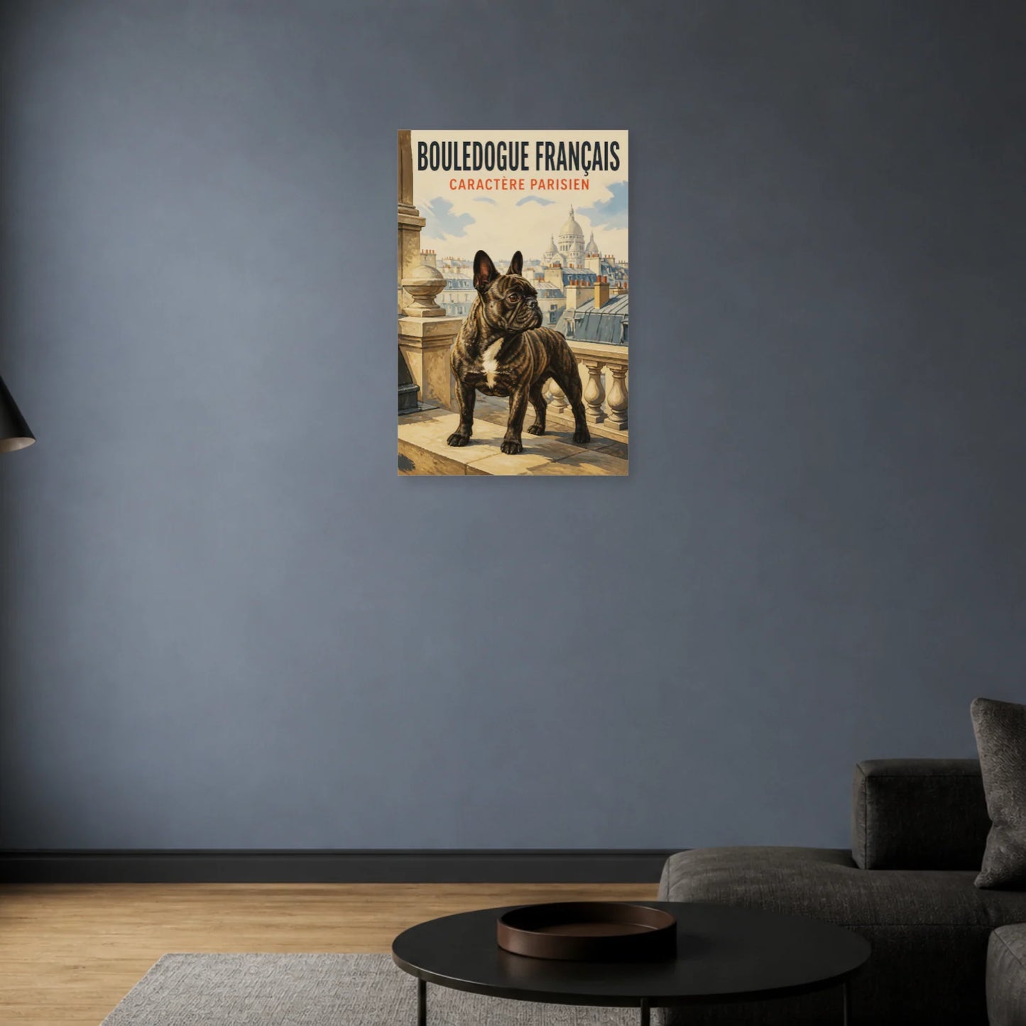 Affiche Bouledogue Français – Caractère Parisien dans un salon - Art Virtuoso