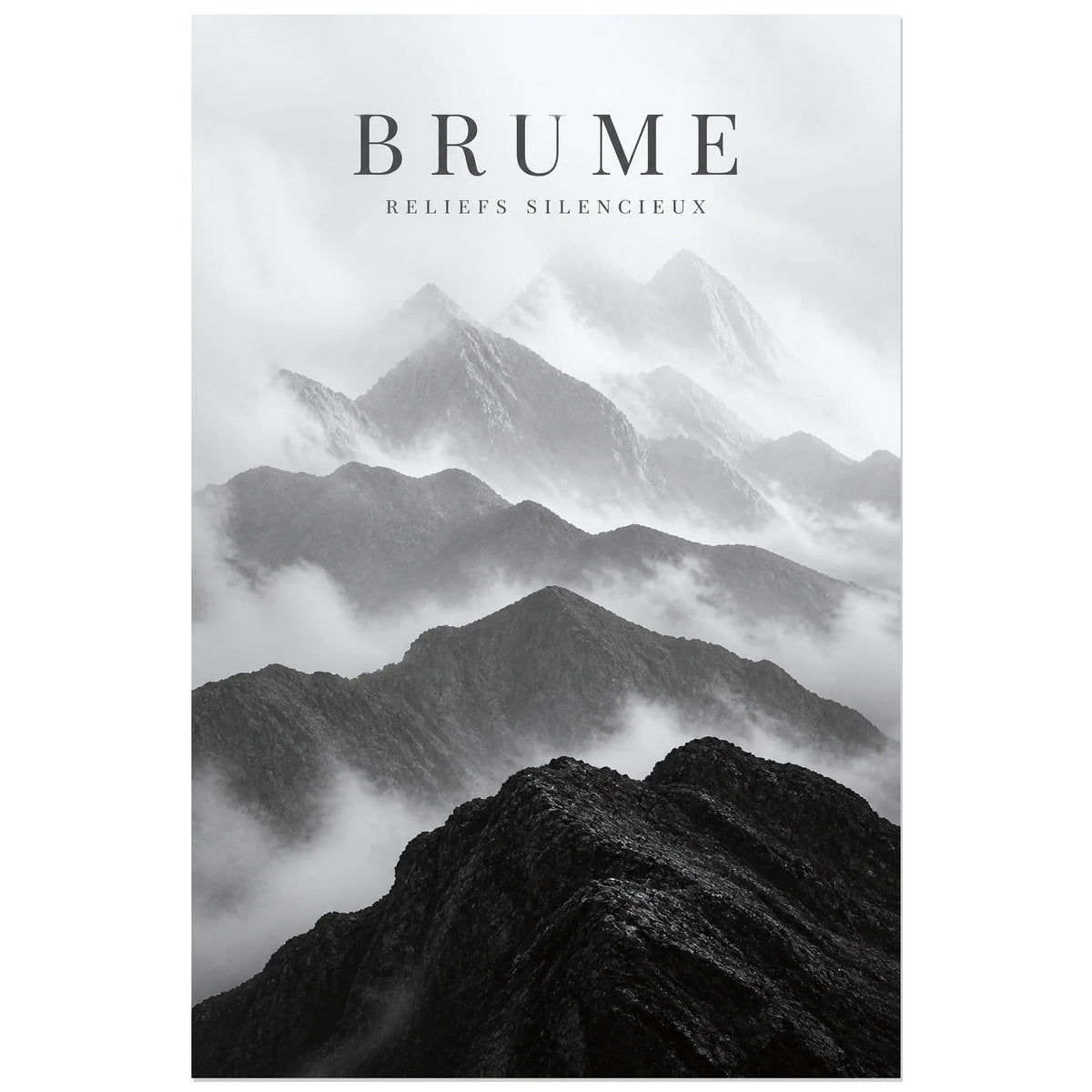 Affiche Brume – Reliefs Silencieux, photographie paysagère monochrome verticale, format 60 × 90 cm