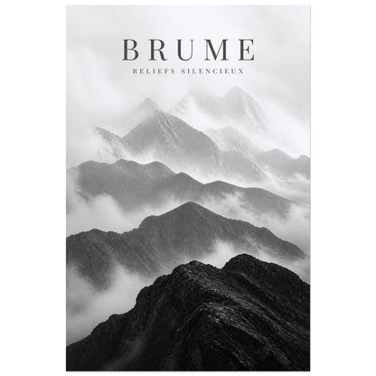 Affiche Brume – Reliefs Silencieux, photographie paysagère monochrome verticale, format 60 × 90 cm