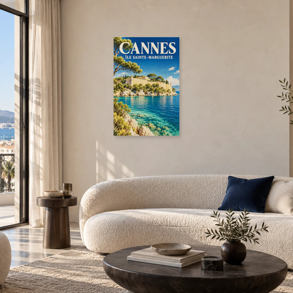 Affiche Cannes - Île Sainte-Marguerite dans un salon - Art Virtuoso