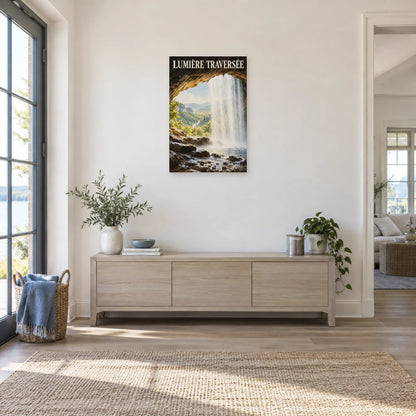 Affiche Cascade sous la roche – Lumière traversée dans une entrée ou un couloir - Art Virtuoso