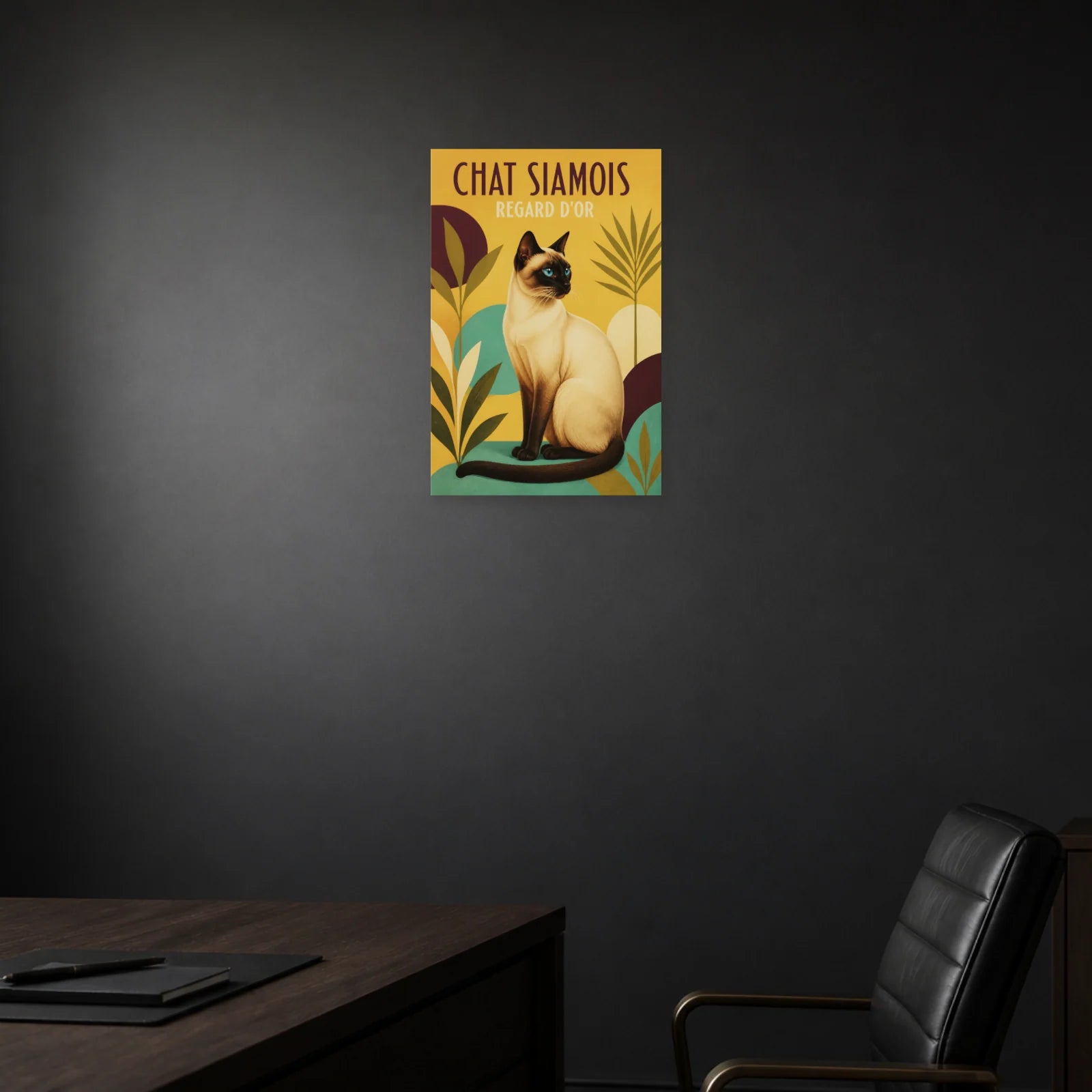 Affiche Chat Siamois – Regard d’Or dans une salle à manger - Art Virtuoso