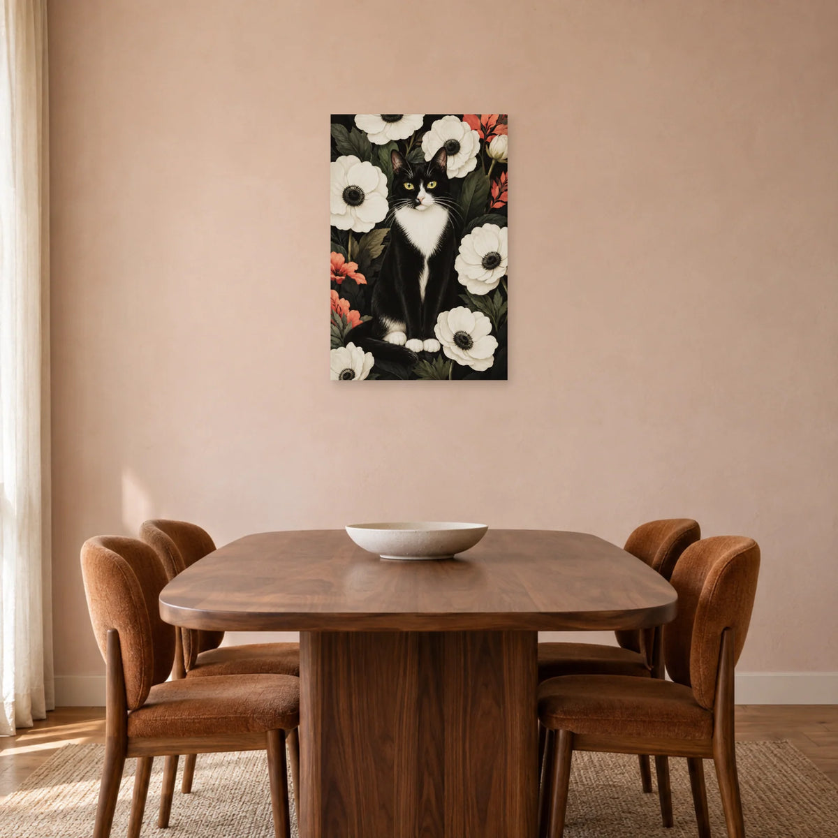 Affiche Chat tuxedo – Anémones blanches dans une salle à manger - Art Virtuoso