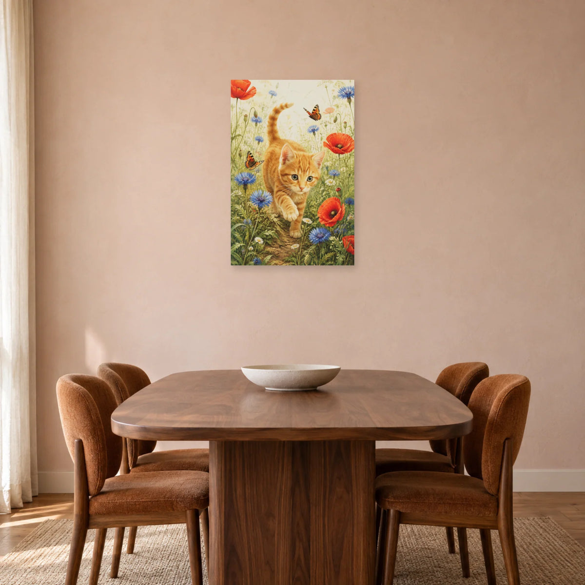 Affiche Chaton roux – Fleurs sauvages dans une salle à manger - Art Virtuoso