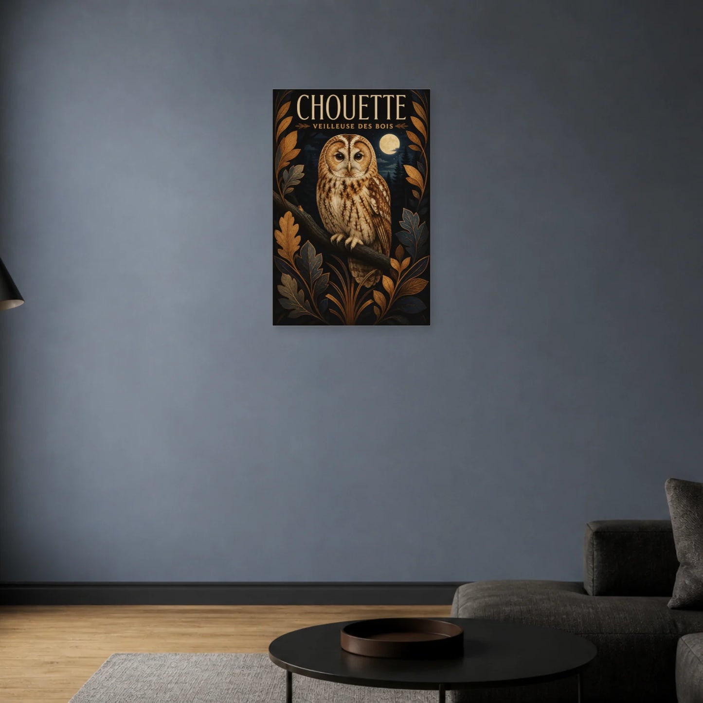 Affiche Chouette – Veilleuse des Bois dans un salon - Art Virtuoso