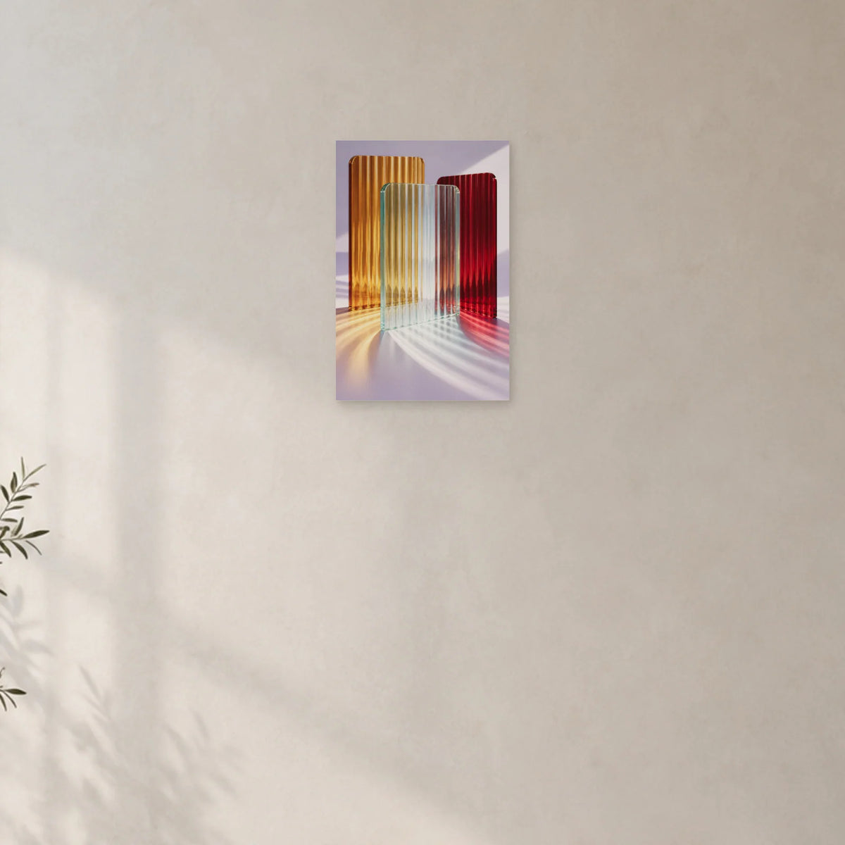 Riffelglas-Poster mit bernstein-, rubin- und aquafarbenen Platten und farbigem Licht auf Lavendel an einer hellen Wand mit sanftem Seitenlicht