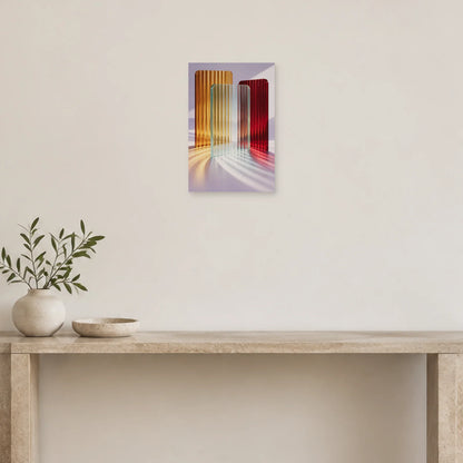 Riffelglas-Poster mit bernstein-, rubin- und aquafarbenen Platten und farbigem Licht auf Lavendel über einer hellen Konsole mit einer Vase voller belaubter Zweige