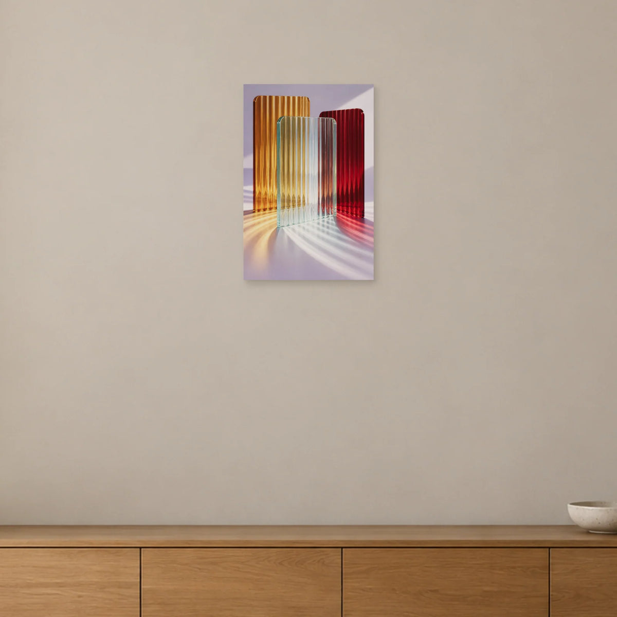 Riffelglas-Poster mit bernstein-, rubin- und aquafarbenen Platten und farbigem Licht auf Lavendel über einem niedrigen Holzsideboard