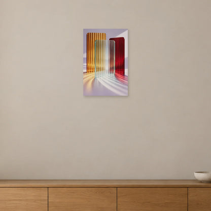 Riffelglas-Poster mit bernstein-, rubin- und aquafarbenen Platten und farbigem Licht auf Lavendel über einem niedrigen Holzsideboard