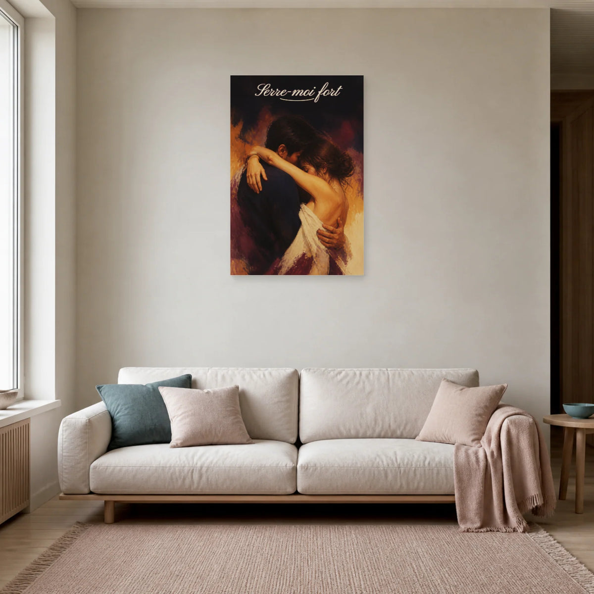 Affiche Serre-moi fort - Couple enlacé dans un salon - Art Virtuoso