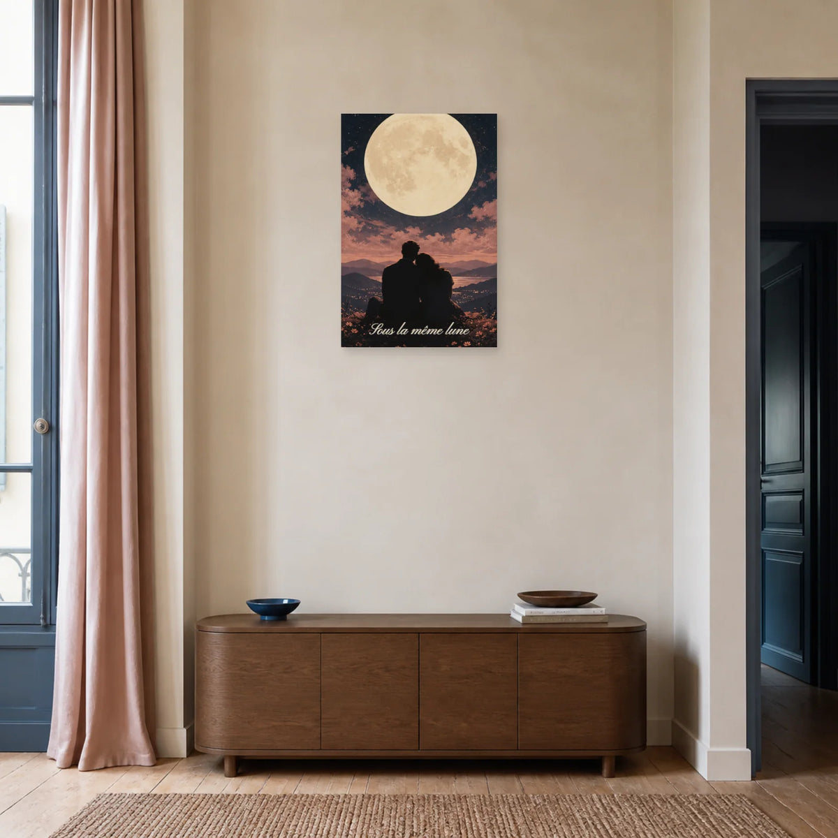 Affiche Sous la même lune - Couple romantique dans une entrée ou un couloir - Art Virtuoso