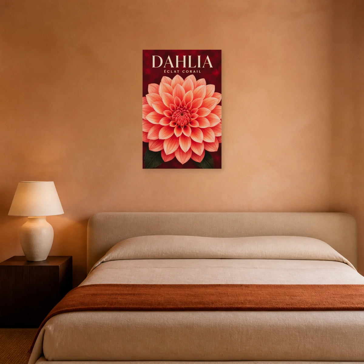 Affiche Dahlia – Éclat Corail dans une chambre - Art Virtuoso