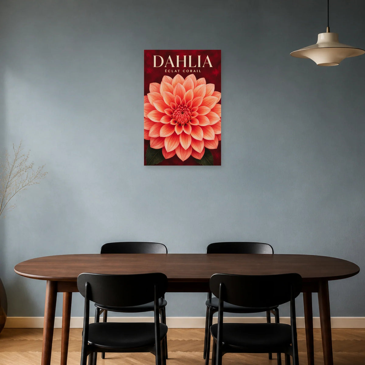 Affiche Dahlia – Éclat Corail dans une salle à manger - Art Virtuoso