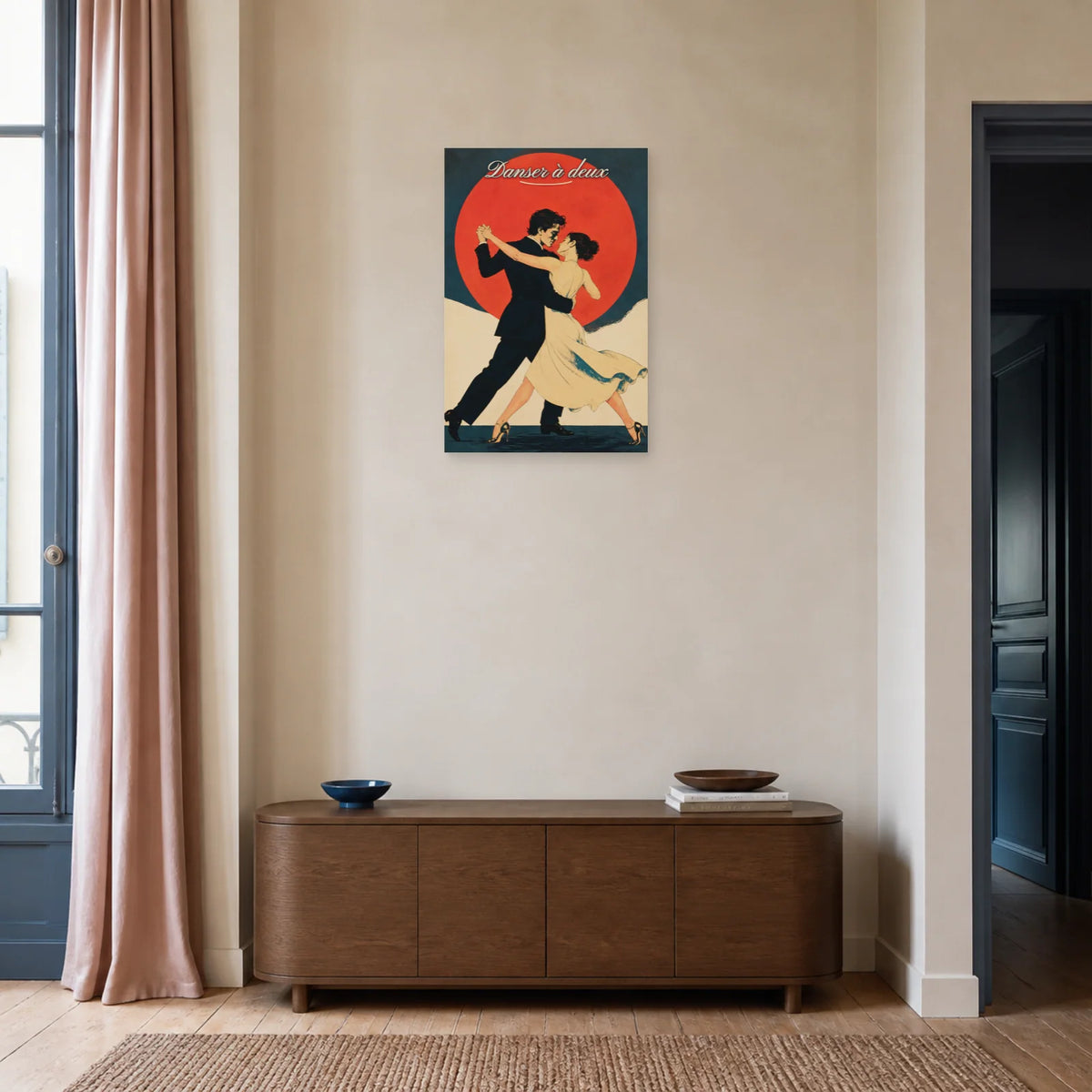 Affiche Danser à deux - Couple et soleil rouge dans une entrée ou un couloir - Art Virtuoso