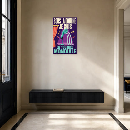 Affiche Sous la douche – Je suis en tournée mondiale dans une entrée ou un couloir - Art Virtuoso