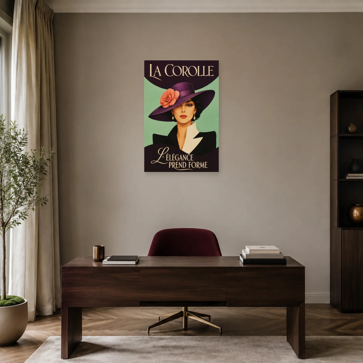 Affiche Femme au chapeau, la corolle dans un bureau - Art Virtuoso