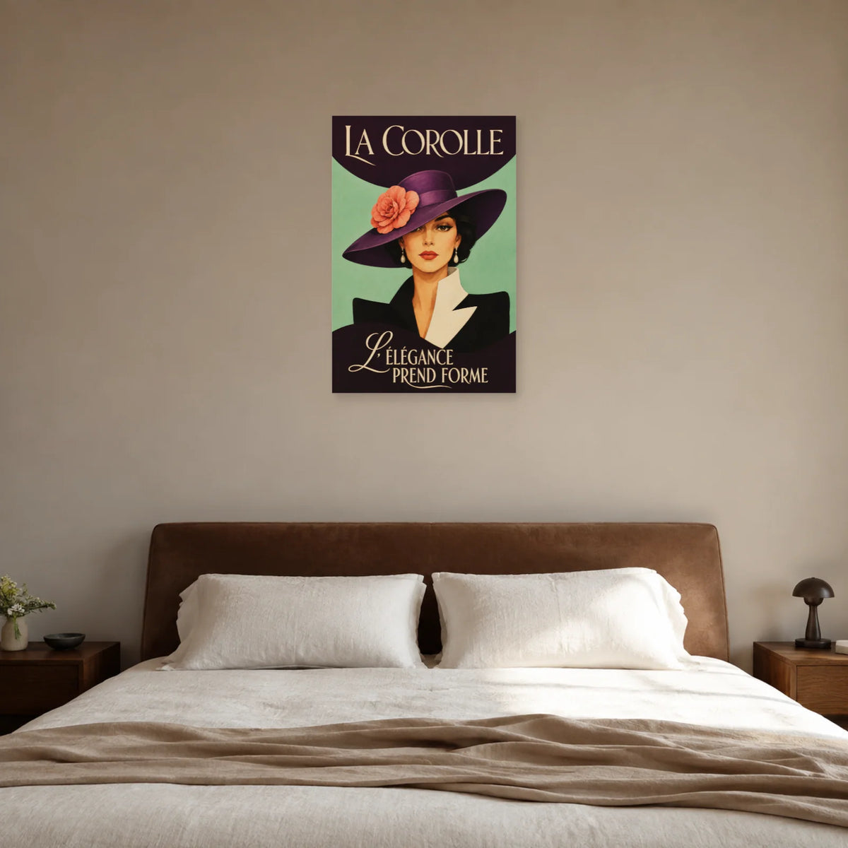 Affiche Femme au chapeau, la corolle dans une chambre - Art Virtuoso