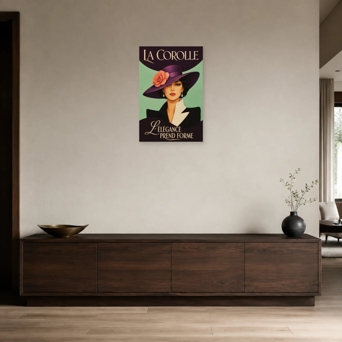 Affiche Femme au chapeau, la corolle dans une entrée ou un couloir - Art Virtuoso