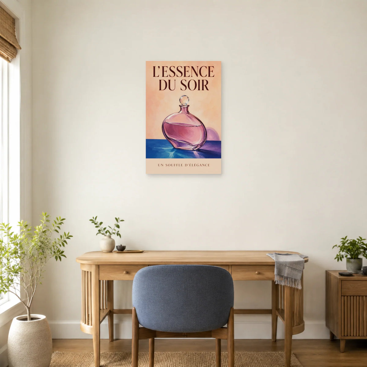 Affiche Flacon de parfum, l’essence du soir dans un bureau - Art Virtuoso