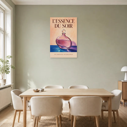 Affiche Flacon de parfum, l’essence du soir dans une salle à manger - Art Virtuoso