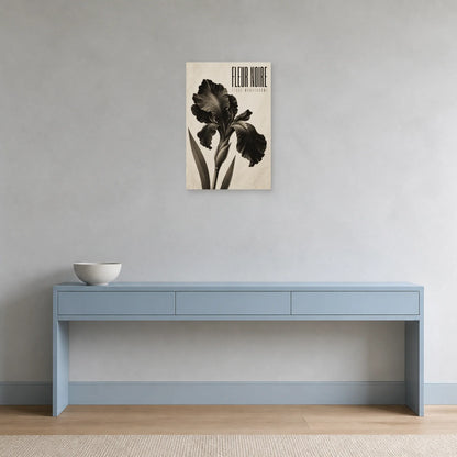 Affiche Fleur Noire – Étude Monochrome dans une entrée ou un couloir - Art Virtuoso