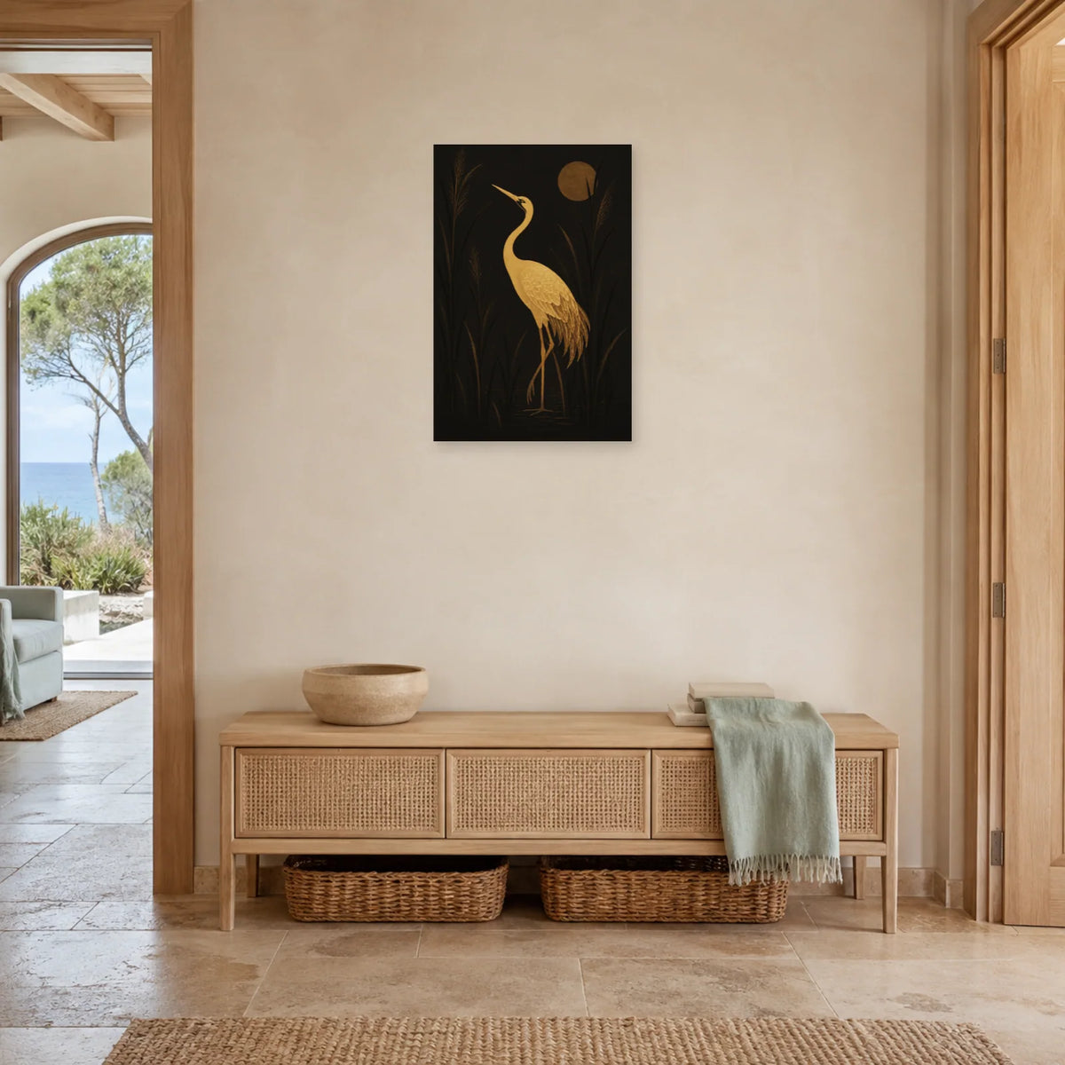 Affiche Grue dorée sur fond noir dans une entrée ou un couloir - Art Virtuoso