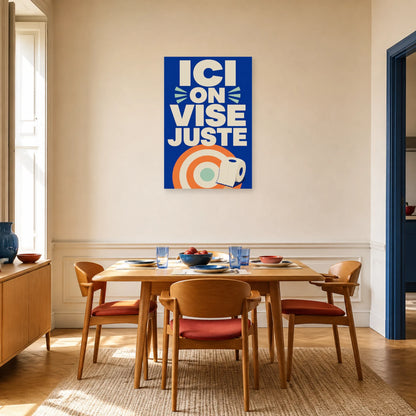 Affiche Ici on vise juste – Humour WC dans une salle à manger - Art Virtuoso
