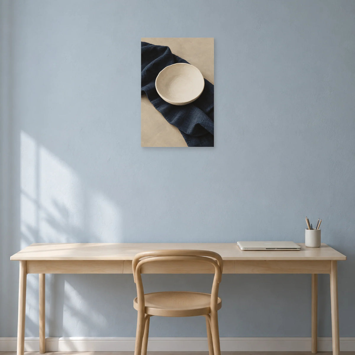 Affiche Japandi Bol blanc et lin indigo dans un bureau - Art Virtuoso