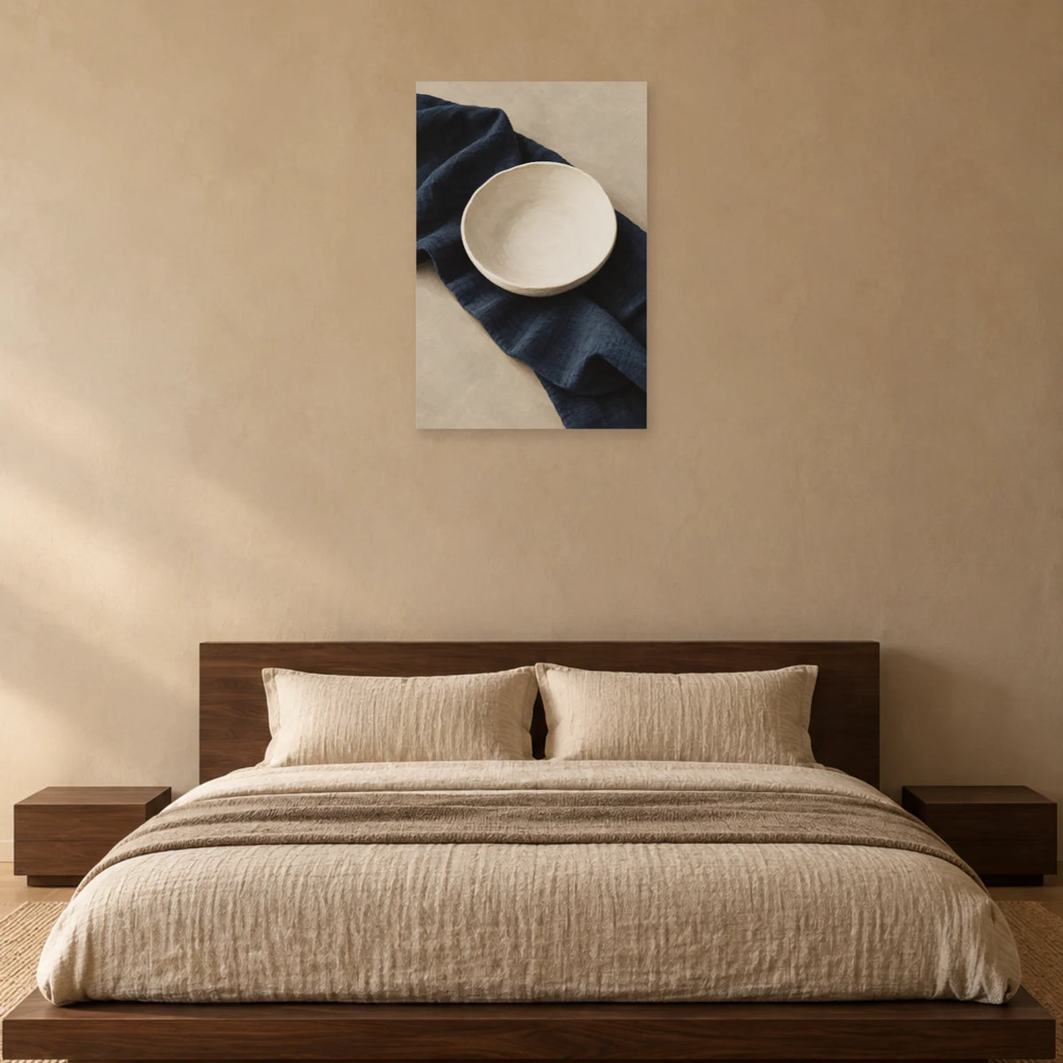 Affiche Japandi Bol blanc et lin indigo dans une chambre - Art Virtuoso