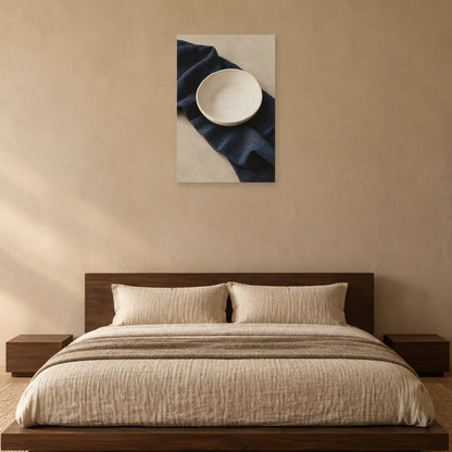 Affiche Japandi Bol blanc et lin indigo dans une chambre - Art Virtuoso