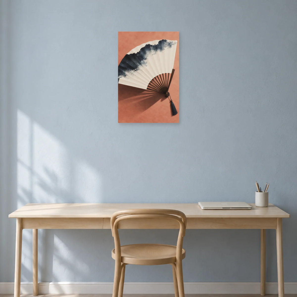 Affiche Japandi Éventail de papier indigo dans un bureau - Art Virtuoso