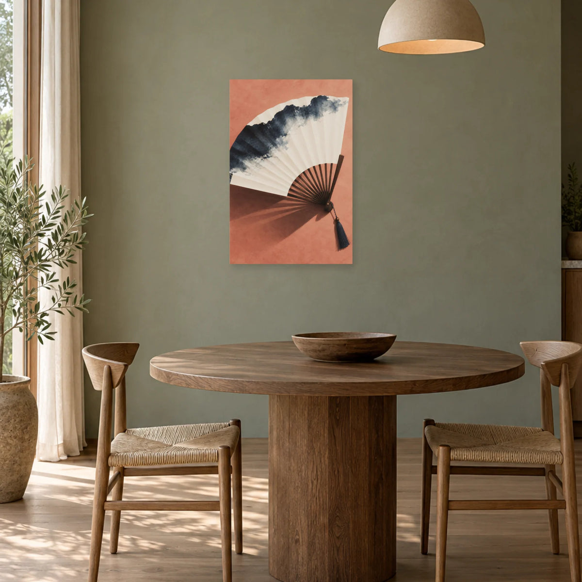 Affiche Japandi Éventail de papier indigo dans une salle à manger - Art Virtuoso