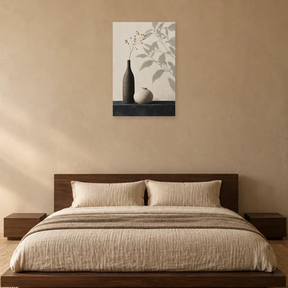 Affiche Japandi Vases contrastés et ombre végétale dans une chambre - Art Virtuoso