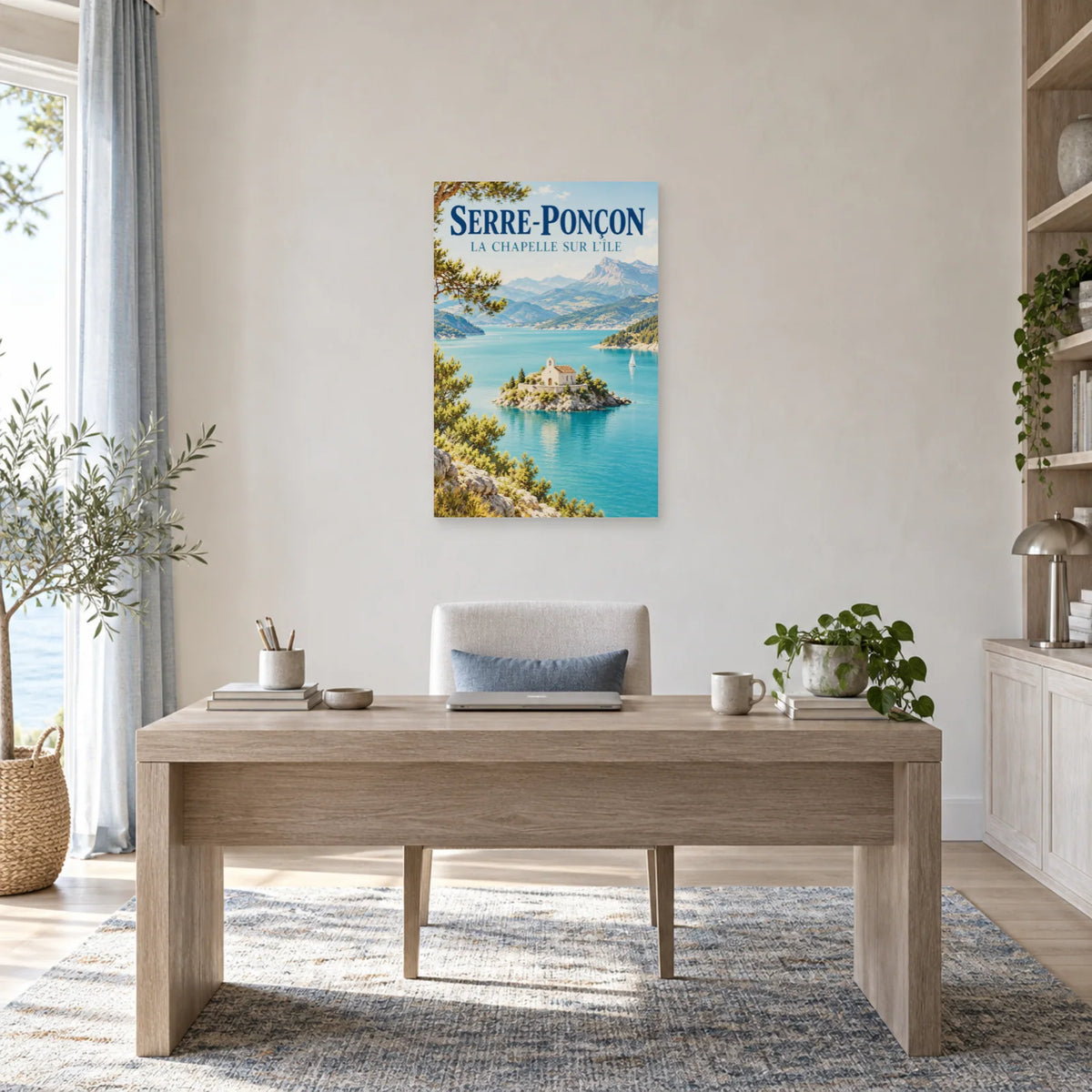 Affiche Serre-Ponçon – La chapelle sur l’île dans un bureau - Art Virtuoso