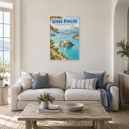 Affiche Serre-Ponçon – La chapelle sur l’île dans un salon - Art Virtuoso