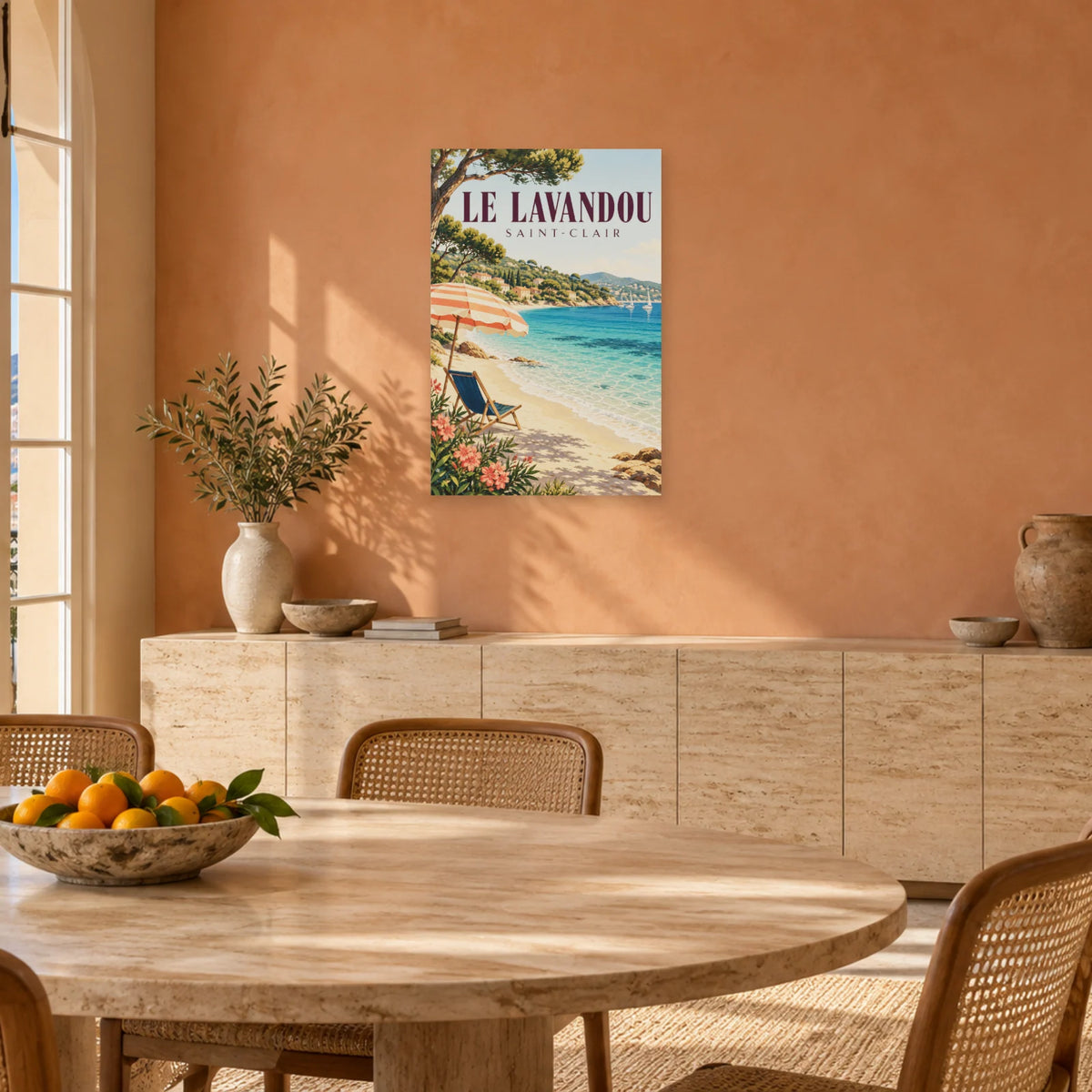 Affiche Le Lavandou - La plage de Saint-Clair dans une salle à manger - Art Virtuoso