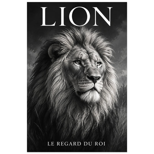 Affiche Lion noir et blanc, le regard du roi, peinture naturaliste en grisaille à typographie intégrée verticale, format 30 × 45 cm