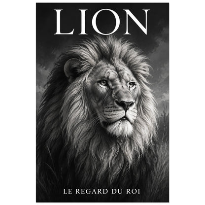 Affiche Lion noir et blanc, le regard du roi, peinture naturaliste en grisaille à typographie intégrée verticale, format 40 × 60 cm