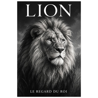 Affiche Lion noir et blanc, le regard du roi, peinture naturaliste en grisaille à typographie intégrée verticale, format 60 × 90 cm