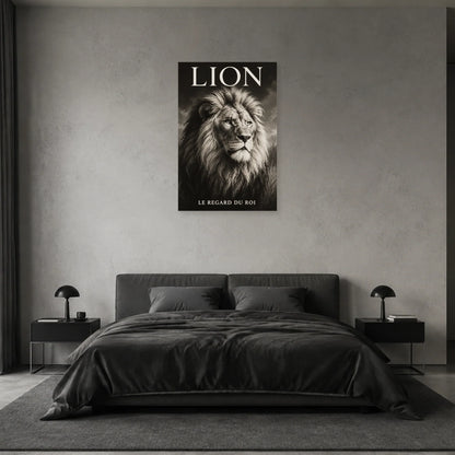 Affiche Lion noir et blanc, le regard du roi dans une chambre - Art Virtuoso