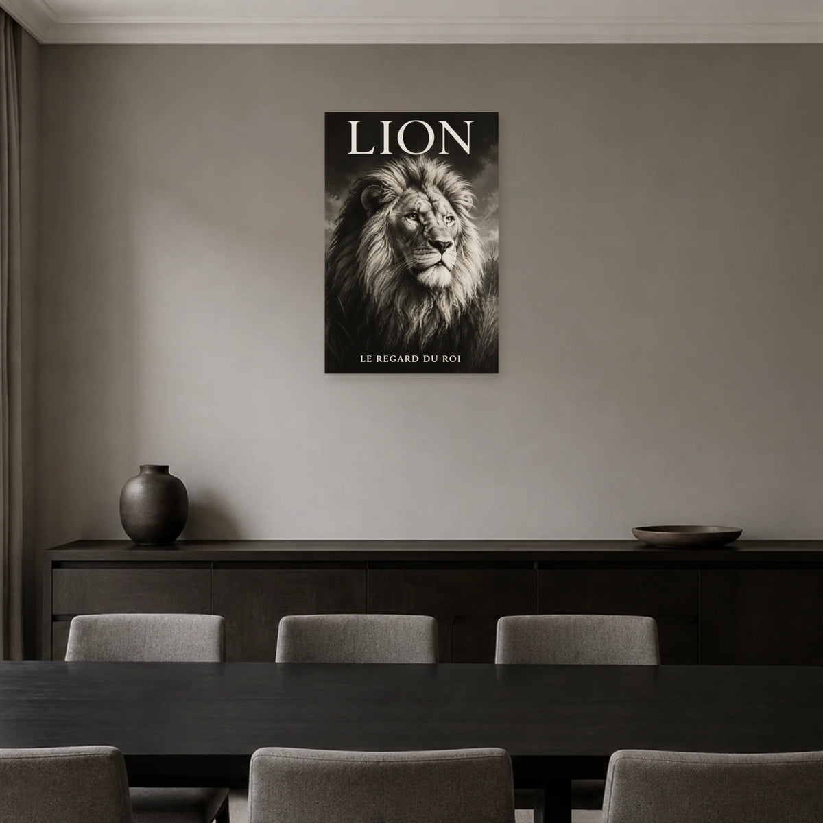 Affiche Lion noir et blanc, le regard du roi dans une salle à manger - Art Virtuoso