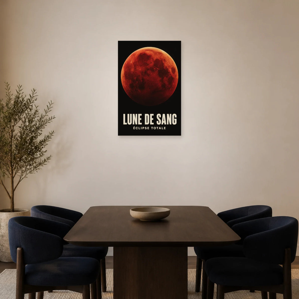 Affiche Lune de Sang – Éclipse Totale dans une salle à manger - Art Virtuoso