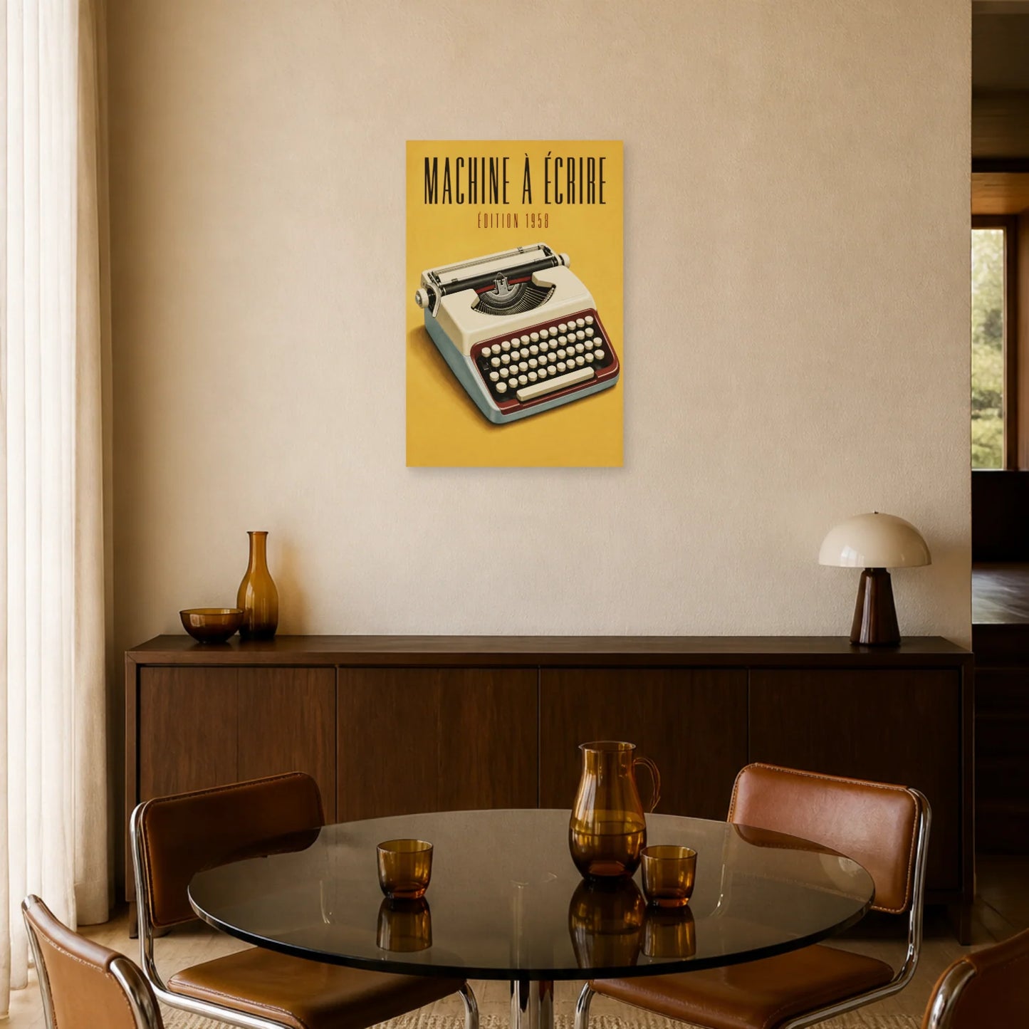Affiche Machine à Écrire – Édition 1958 dans une salle à manger - Art Virtuoso