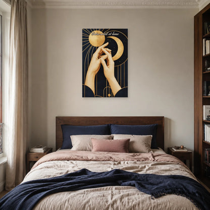 Affiche Entre soleil et lune - Mains enlacées dans une chambre - Art Virtuoso