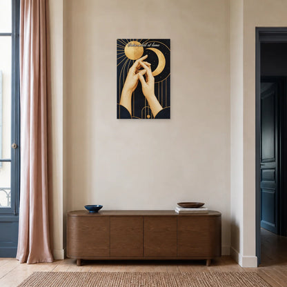 Affiche Entre soleil et lune - Mains enlacées dans une entrée ou un couloir - Art Virtuoso