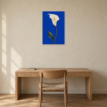 Affiche minimaliste - Arum ivoire sur cobalt dans un bureau - Art Virtuoso