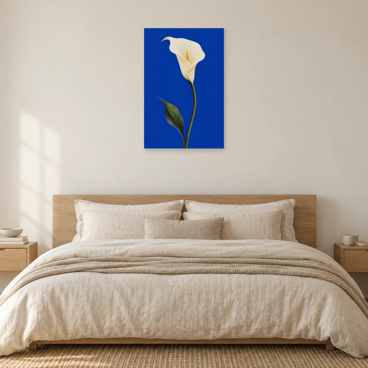 Affiche minimaliste - Arum ivoire sur cobalt dans une chambre - Art Virtuoso