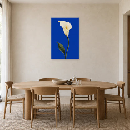 Affiche minimaliste - Arum ivoire sur cobalt dans une salle à manger - Art Virtuoso