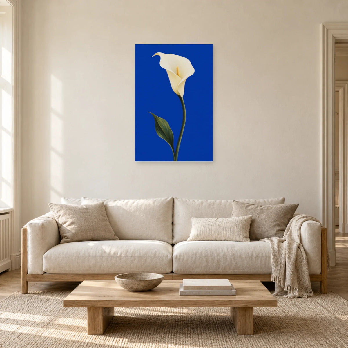 Affiche minimaliste - Arum ivoire sur cobalt dans un salon - Art Virtuoso